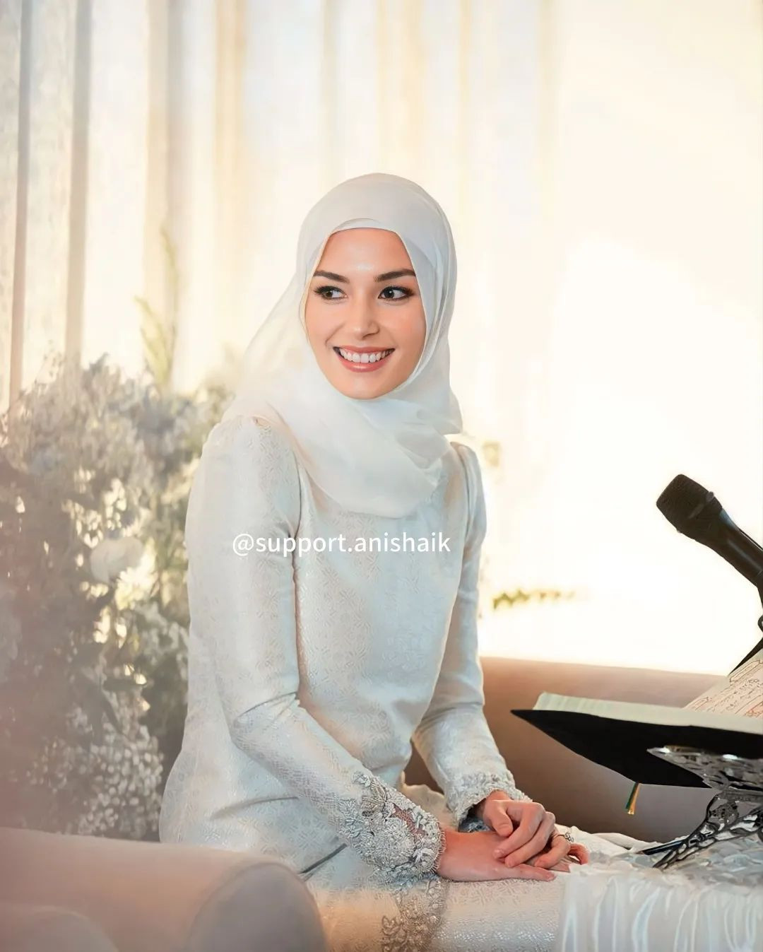Trong nghi lễ Hồi giáo Khatam Al Qur'an trước lễ cưới chính thức, Anisha Rosnah mặc trang phục truyền thống Baju Kurung, chất liệu vải tenunan đắt đỏ. Cô đội khăn trùm đầu, không để lộ tóc theo quy tắc của người Hồi giáo.