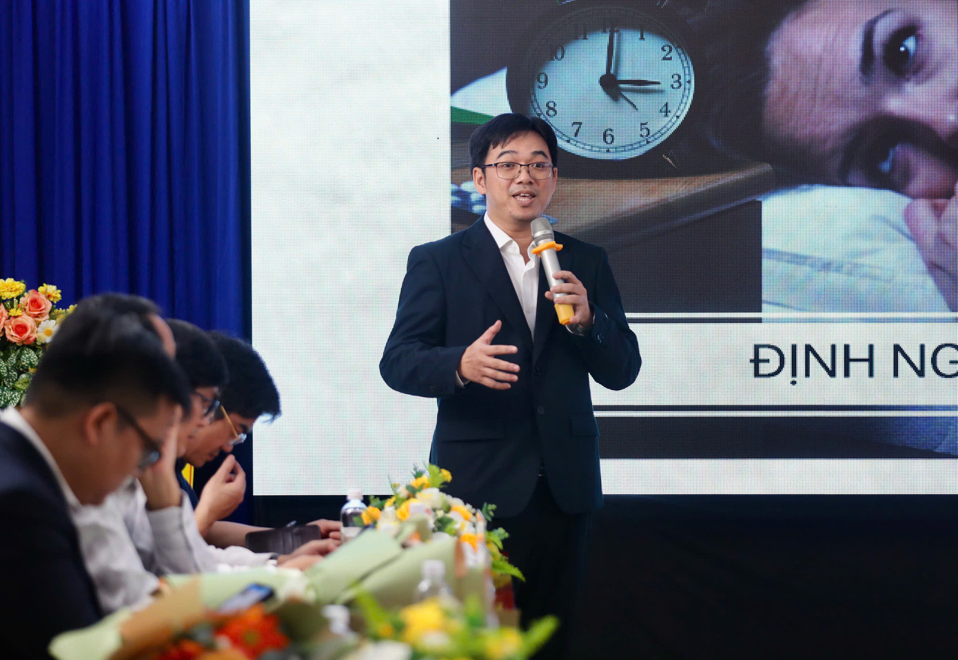 Chuyên gia phát biểu tại hội thảo. Chuyên gia phát biểu tại hội thảo.