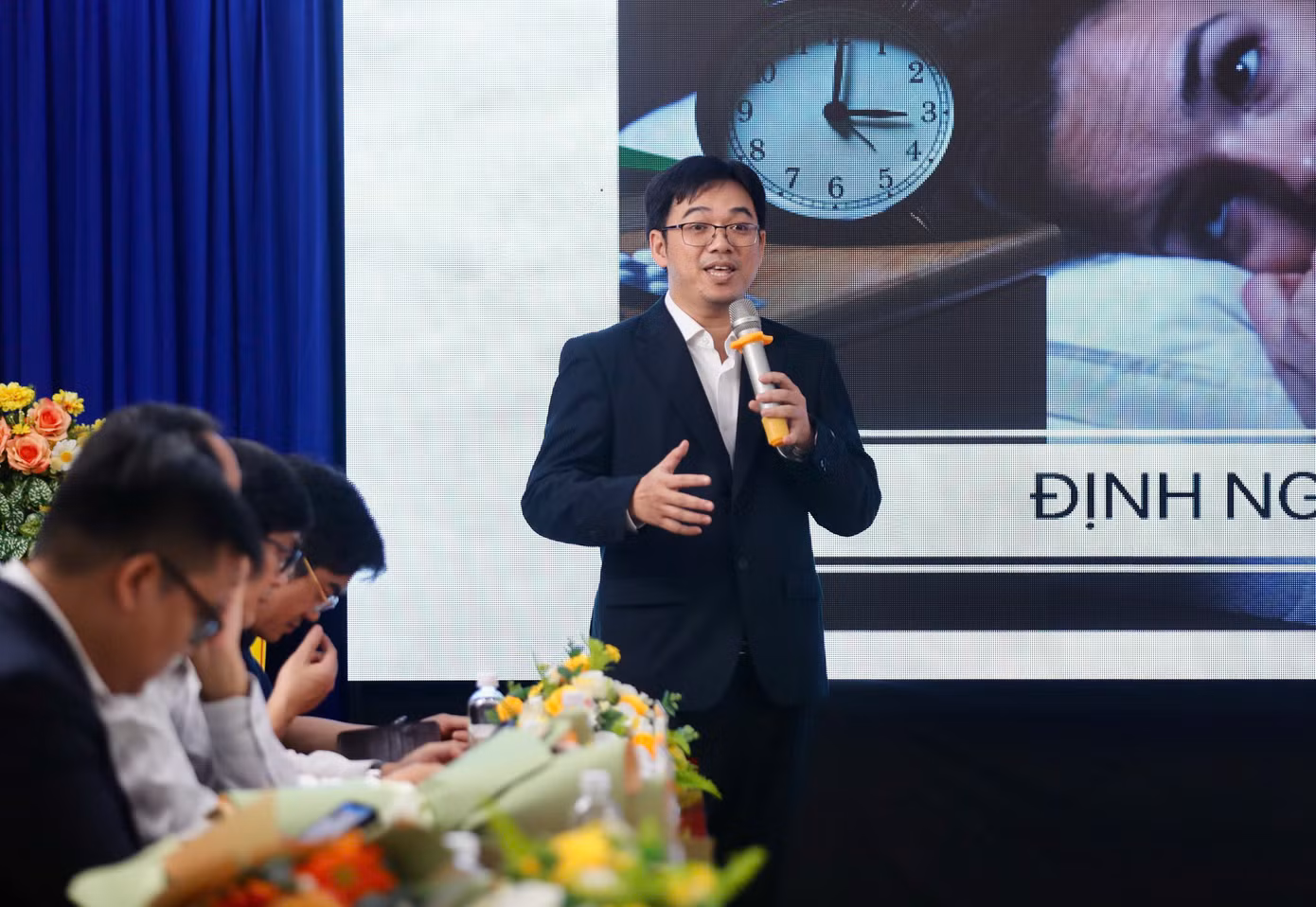 Chuyên gia phát biểu tại hội thảo. Chuyên gia phát biểu tại hội thảo.