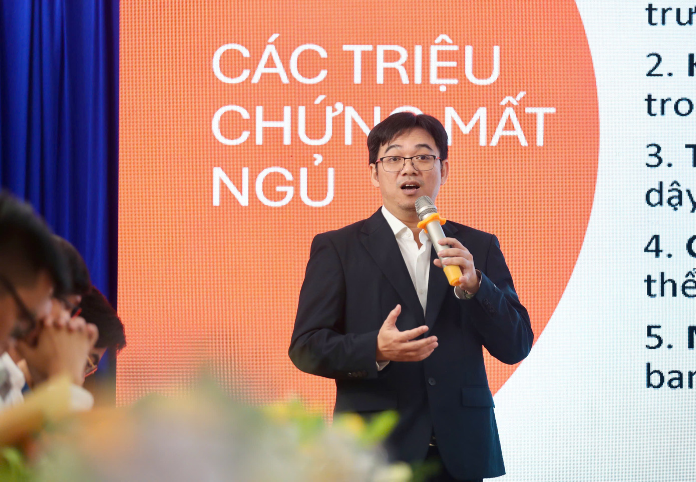 Chuyên gia phát biểu tại hội thảo. Chuyên gia phát biểu tại hội thảo.