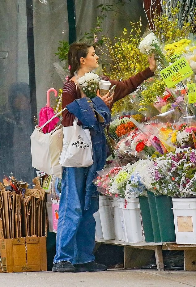 Con gái của Katies Holmes có niềm yêu thích với hoa. Sau khi chia tay người bạn, cô ghé cửa tiệm hoa ven đường, chọn vài bó hoa trước khi về nhà.