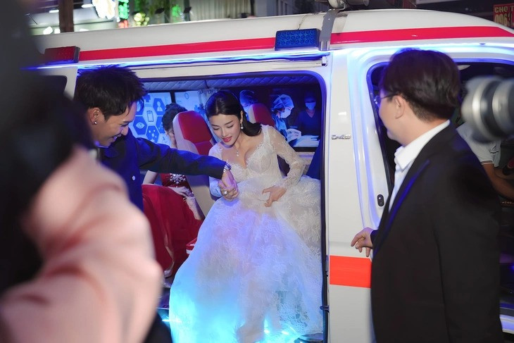 Ê-kíp, tài xế điều khiển xe cứu thương chở đoàn diễn viên đến buổi ra mắt phim tối 26/3 đã bị xử phạt.