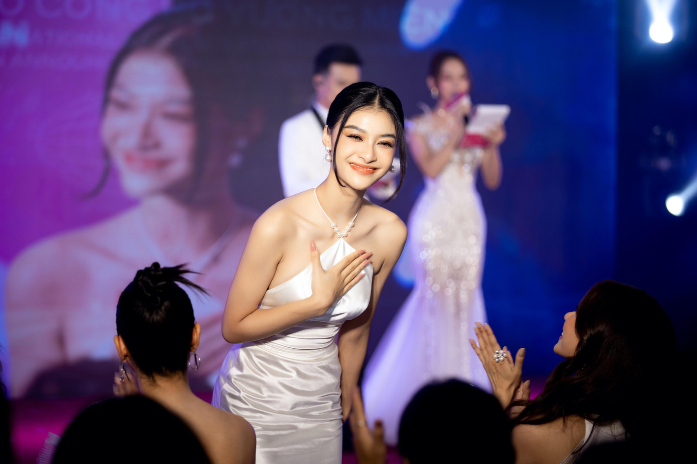 Á hậu Kiều Loan diện trang phục cổ yếm đến buổi công bố vương miện. Kiều Loan lấn sân sang vai trò MC, ca sĩ sau khi hoàn thành nhiệm kỳ Á hậu Miss World Vietnam 2019. Á hậu Kiều Loan diện trang phục cổ yếm đến buổi công bố vương miện. Kiều Loan lấn sân sang vai trò MC, ca sĩ sau khi hoàn thành nhiệm kỳ Á hậu Miss World Vietnam 2019.