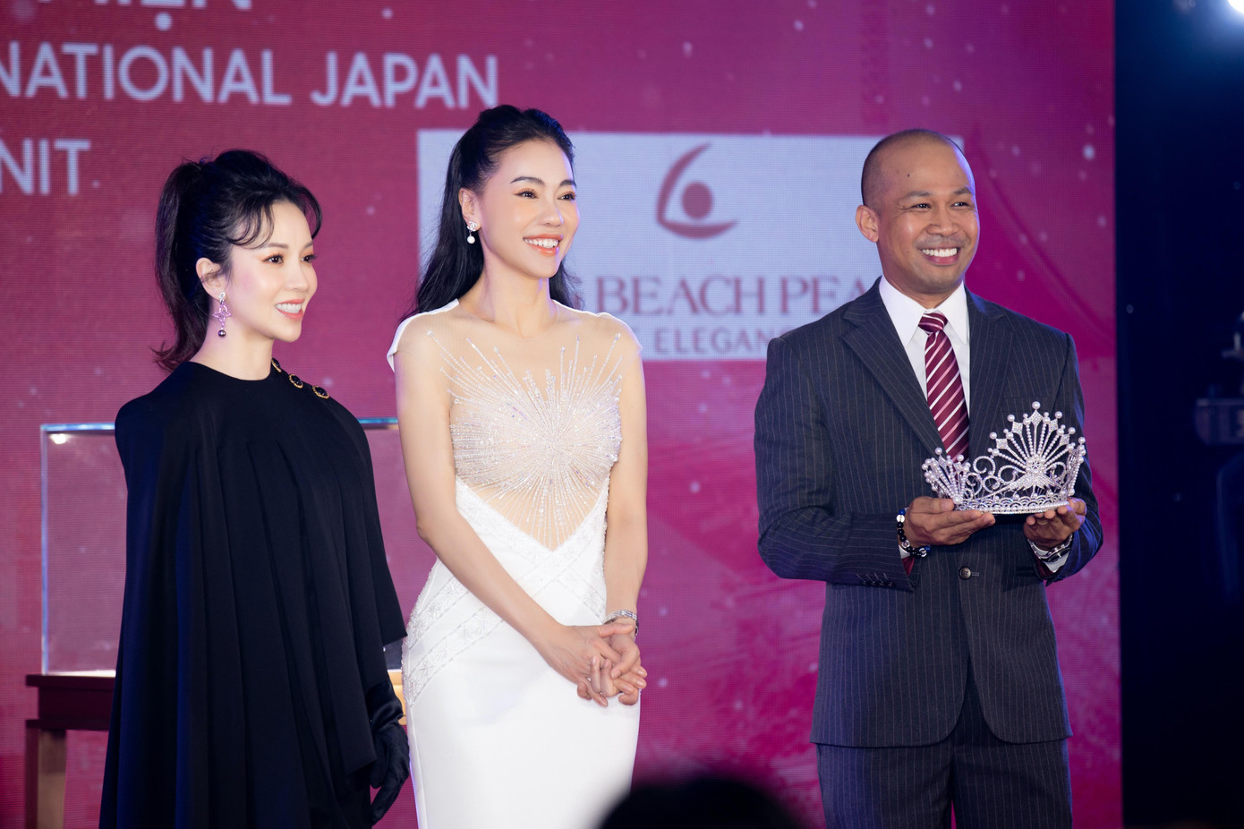 Năm nay, Việt Nam được ban tổ chức Miss International tin tưởng giao trọng trách thiết kế vương miện cho cả hai cuộc thi Miss International Japan và Hoa hậu Quốc tế. Năm nay, Việt Nam được ban tổ chức Miss International tin tưởng giao trọng trách thiết kế vương miện cho cả hai cuộc thi Miss International Japan và Hoa hậu Quốc tế.