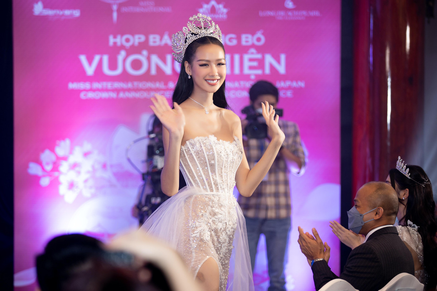 Sự kiện quy tụ nhiều hoa, á hậu, trong đó có Hoa hậu Liên lục địa Bảo Ngọc, Hoa hậu Mai Phương, Á hậu Phương Nhi, Kiều Loan. Đương kim Miss International theo đuổi phong cách gợi cảm sau khi đăng quang. Sự kiện quy tụ nhiều hoa, á hậu, trong đó có Hoa hậu Liên lục địa Bảo Ngọc, Hoa hậu Mai Phương, Á hậu Phương Nhi, Kiều Loan. Đương kim Miss International theo đuổi phong cách gợi cảm sau khi đăng quang.