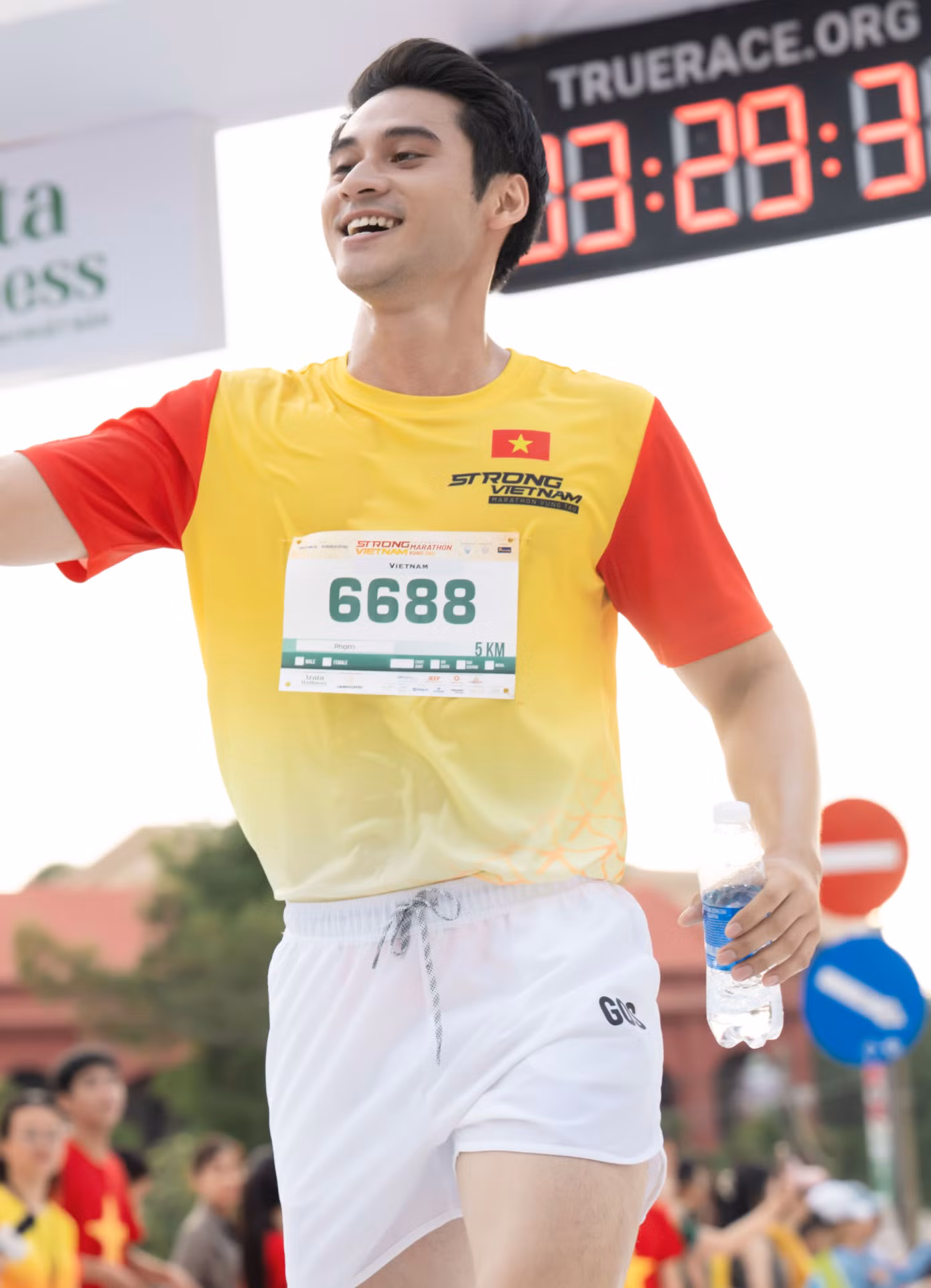 Dàn nam vương, hoa hậu tham gia quảng bá Vũng Tàu. Dàn nam vương, hoa hậu tham gia quảng bá Vũng Tàu.