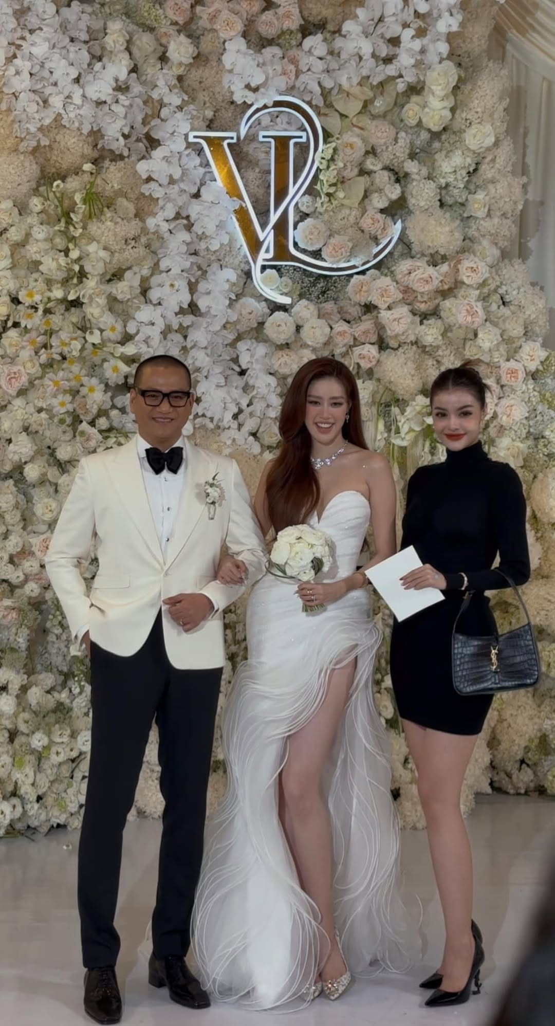 Á hậu Kiều Loan diện áo cổ lọ, chân váy cao dự tiệc cưới. Á hậu 1 Miss World Vietnam 2019 gần đây xuất hiện ở nhiều sự kiện giải trí sau thời gian ở ẩn.