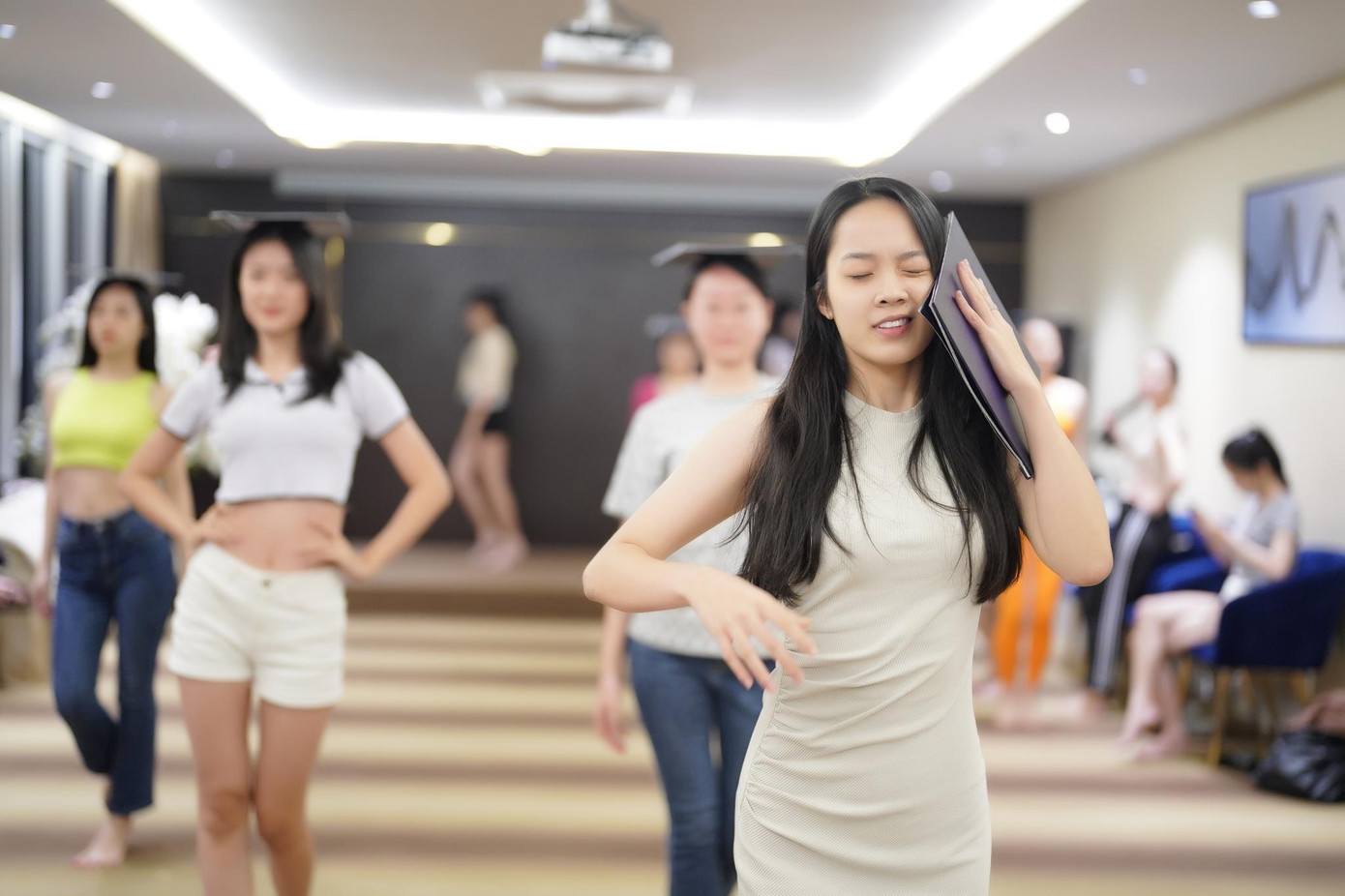 Khoảnh khắc khó xử của Gia Hân - thí sinh nhỏ tuổi nhất nhà chung - khi catwalk với sổ trên đầu. Khoảnh khắc khó xử của Gia Hân - thí sinh nhỏ tuổi nhất nhà chung - khi catwalk với sổ trên đầu.