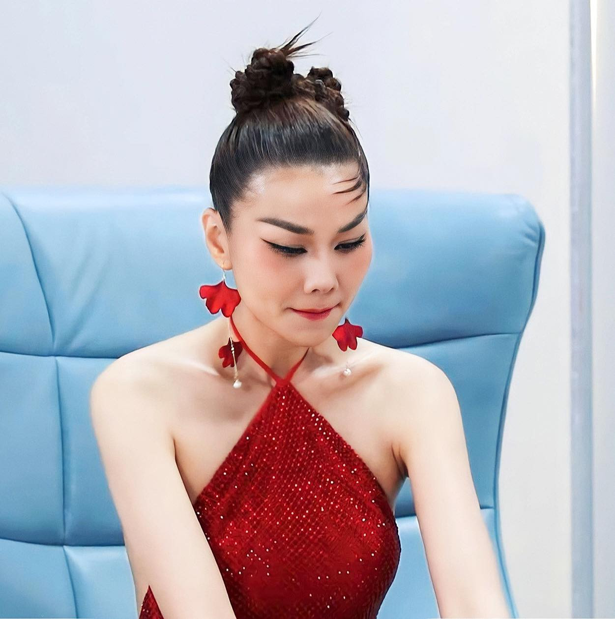 Show đánh dấu sự trở lại game show của Hồ Ngọc Hà, Thanh Hằng sau nhiều năm vắng bóng ghế nóng. Show đánh dấu sự trở lại game show của Hồ Ngọc Hà, Thanh Hằng sau nhiều năm vắng bóng ghế nóng.