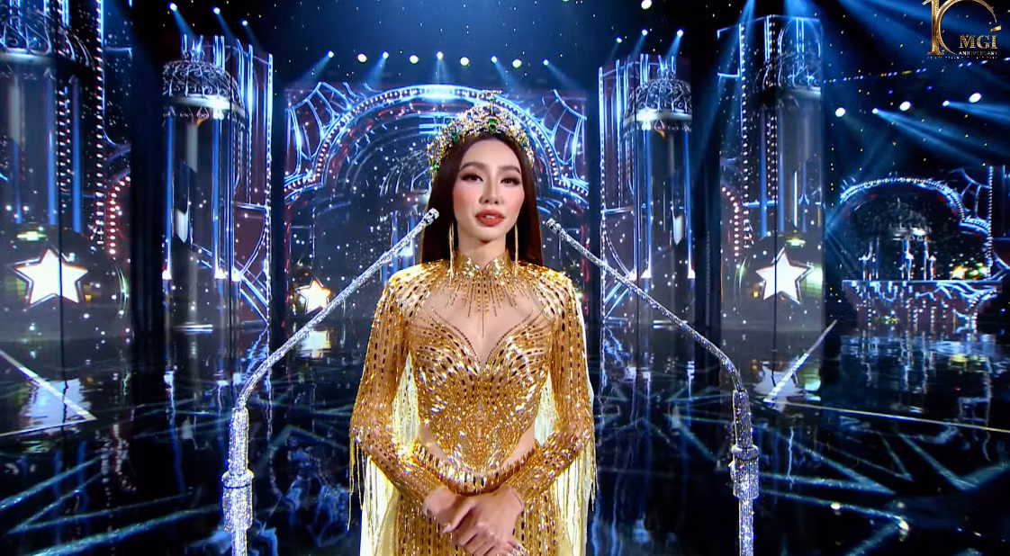 Nguyễn Thúc Thùy Tiên phát biểu bằng bốn thứ tiếng tại màn final walk.