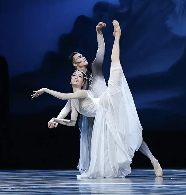 Diễn viên Tần Mai qua đời sau buổi công diễn vở Gấu trúc khổng lồ. Diễn viên Tần Mai qua đời sau buổi công diễn vở Gấu trúc khổng lồ.