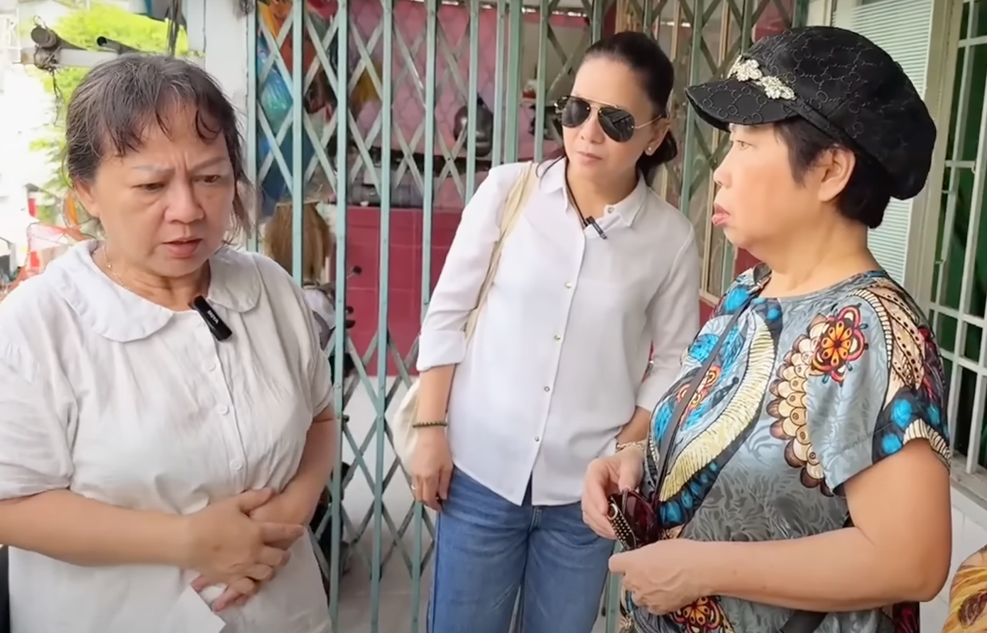 Chị Ngọc Được (trái) kể khoảnh khắc ca sĩ Tô Thanh Phương té lầu. Chị Ngọc Được (trái) kể khoảnh khắc ca sĩ Tô Thanh Phương té lầu.