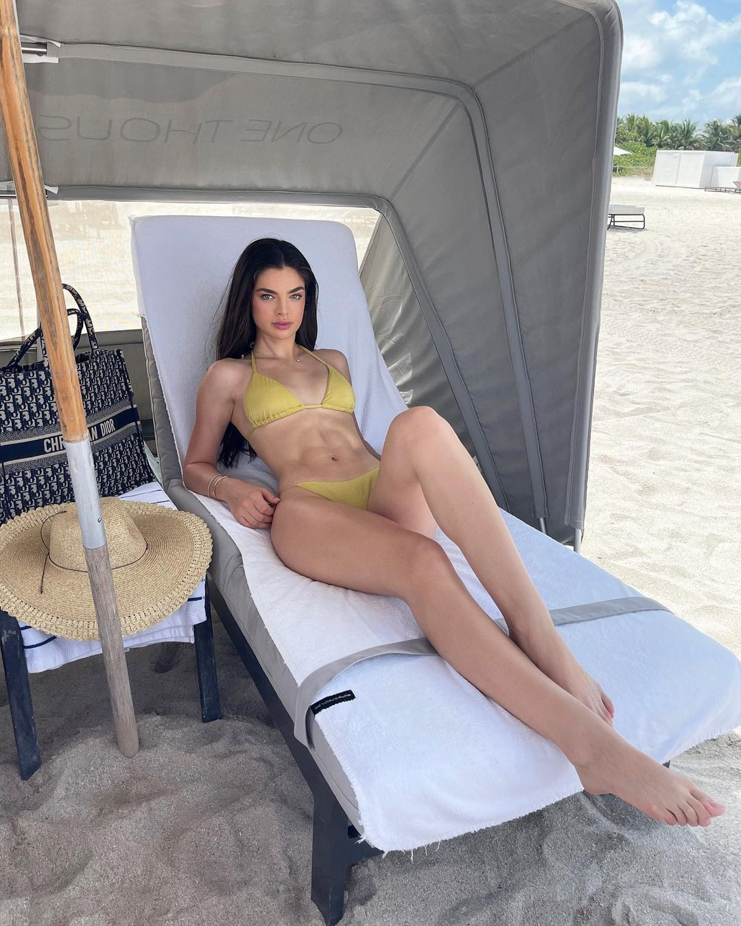 Người vợ thứ tư của Marc Anthony gây ấn tượng với thân hình săn chắc, cơ bụng lộ rõ 6 múi. Cô thường tận dụng lợi thế hình thể, liên tục khoe dáng thon trong các bức ảnh đăng trên trang cá nhân.