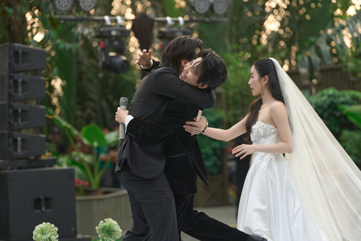 Soobin Hoàng Sơn không giấu được cảm xúc, ôm chầm Vũ Cát Tường trong ngày trọng đại của bạn thân.