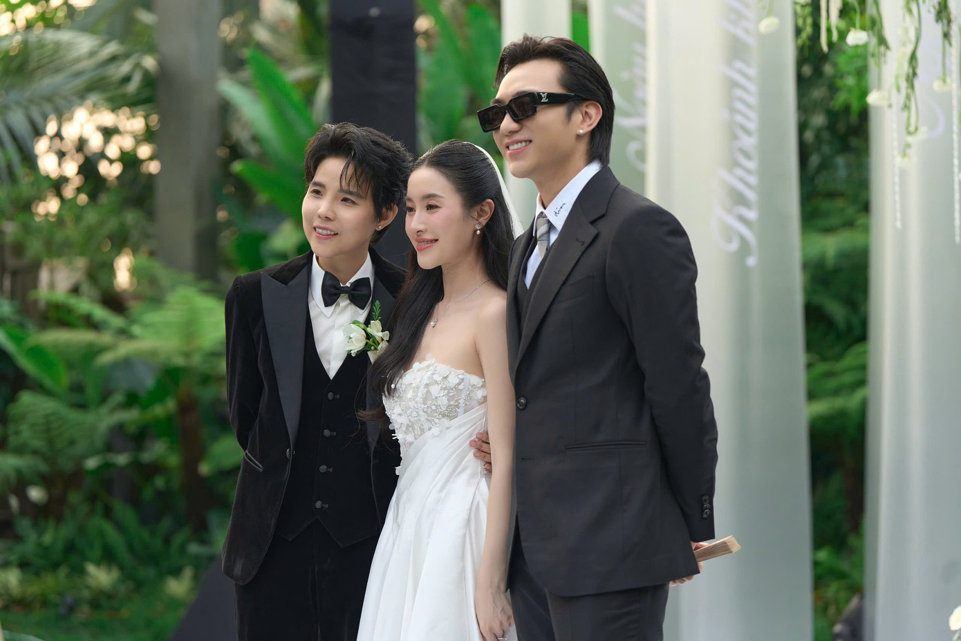 Soobin Hoàng Sơn mang kính đen khi dự tiệc thành đôi của bạn thân 10 năm Vũ Cát Tường.