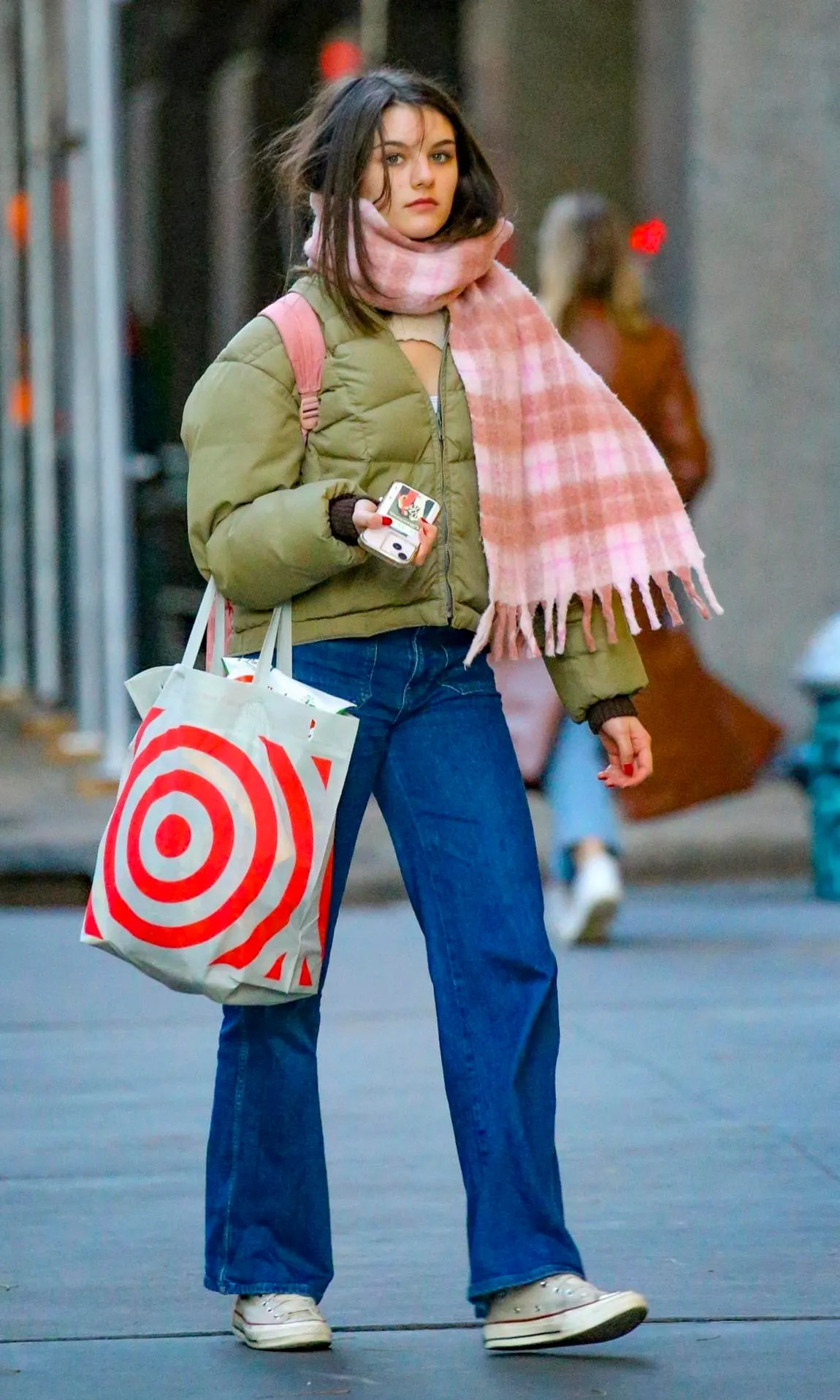 Cô luôn biến hóa phong cách mỗi lần xuống phố.