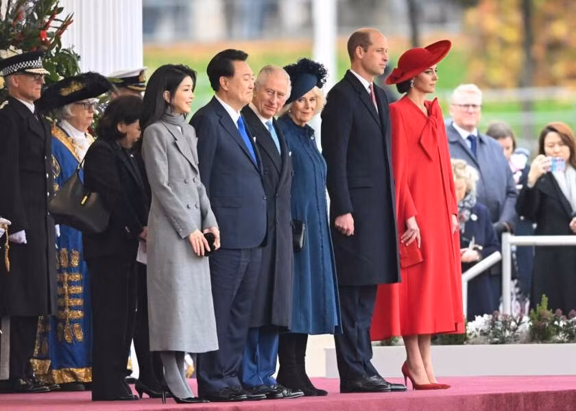 Nhan sắc Á Đông của Đệ nhất Phu nhân Hàn Quốc được truyền thông quốc tế chú ý khi bà đứng cạnh chồng và những người quyền lực nhất Vương quốc Anh. Nhan sắc Á Đông của Đệ nhất Phu nhân Hàn Quốc được truyền thông quốc tế chú ý khi bà đứng cạnh chồng và những người quyền lực nhất Vương quốc Anh.
