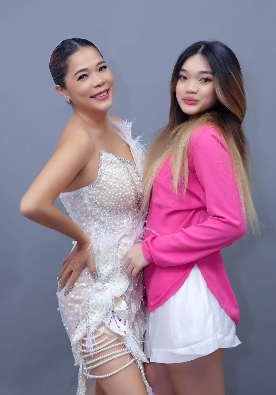 Theo đó, Jennifer Ngô (tên thật là Ngô Mỹ Uyên) trúng tuyển vào bốn trường University of Huddersfield, King's College London, Regent's University London, London Metropolitan University, Anglia Ruskin University, chuyên ngành Y khoa. Theo đó, Jennifer Ngô (tên thật là Ngô Mỹ Uyên) trúng tuyển vào bốn trường University of Huddersfield, King's College London, Regent's University London, London Metropolitan University, Anglia Ruskin University, chuyên ngành Y khoa.