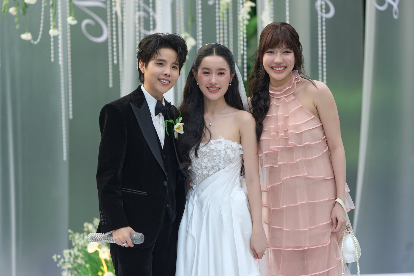 Diễn viên Diệu Nhi mặc váy xếp tầng tông màu pastel đến dự tiệc thành đôi của Vũ Cát Tường.