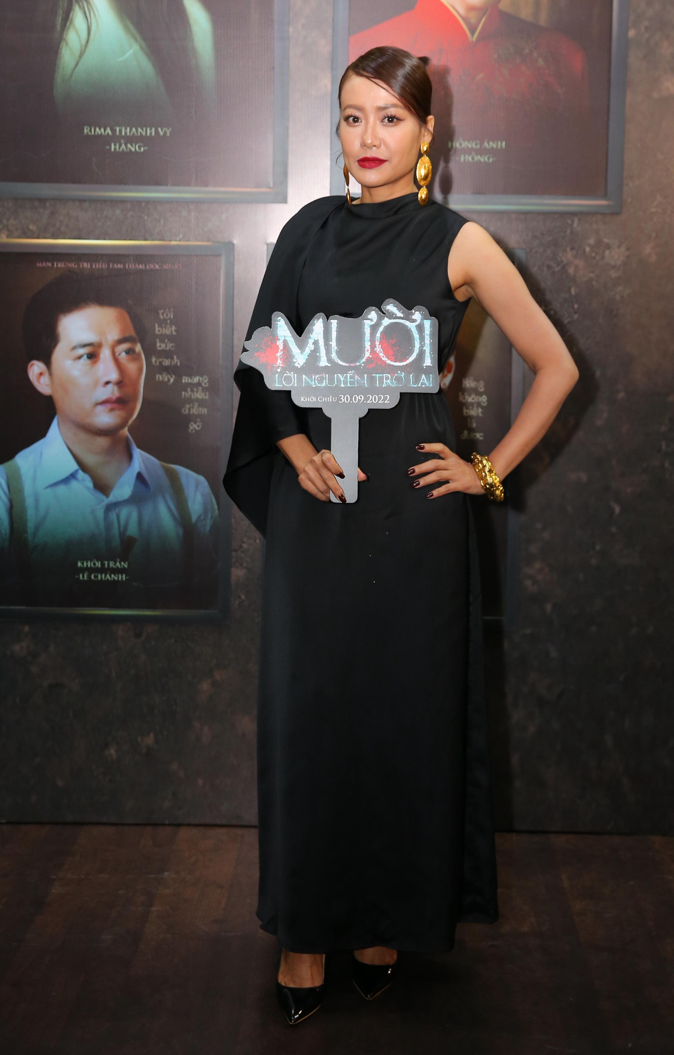 Diễn viên Hồng Ánh diện trang phục nền nã tại buổi công chiếu phim. Cô có vai diễn đặc biệt trong tác phẩm kinh dị.