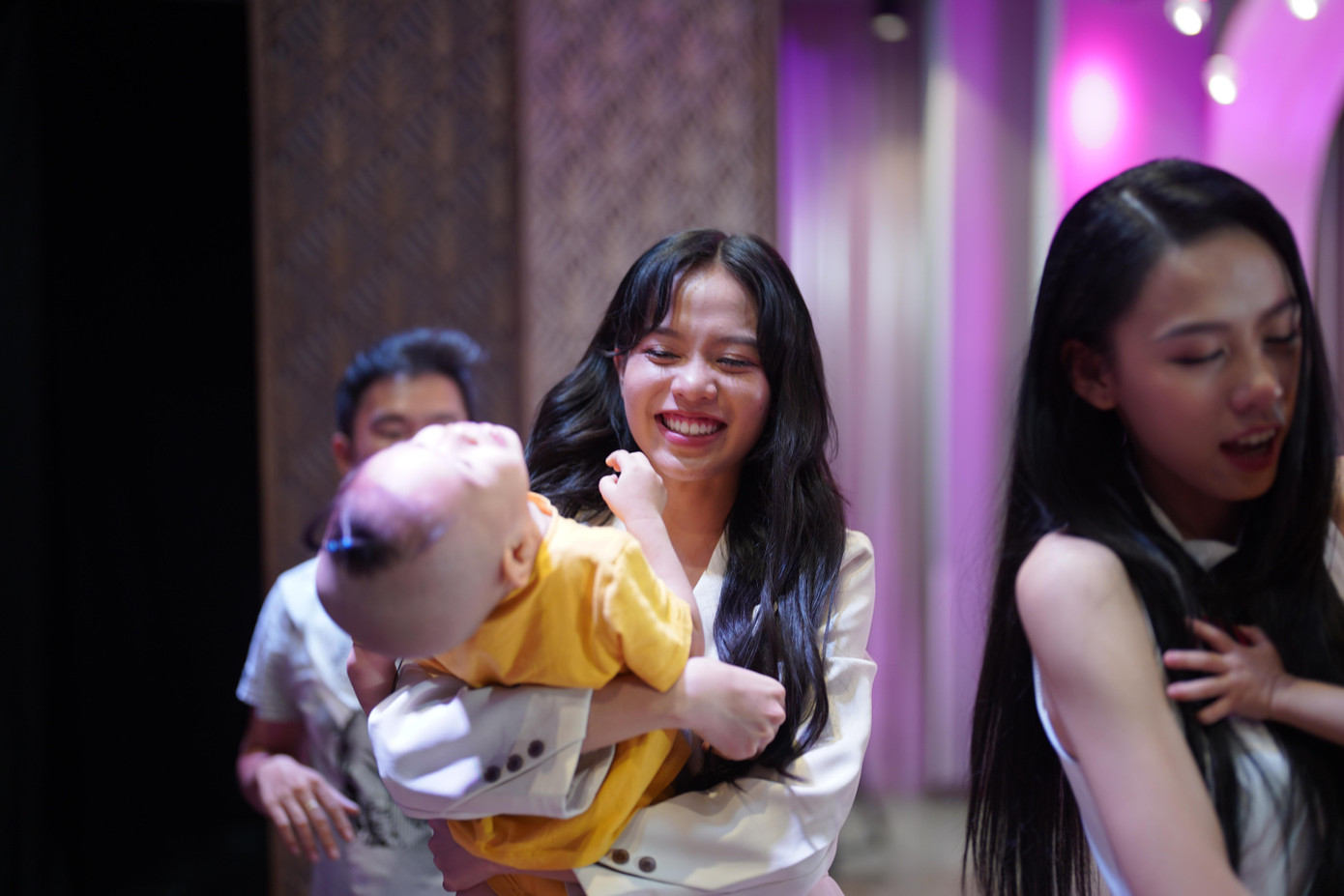 Nếu theo dõi hành trình thí sinh thực hiện công việc thiện nguyện, người hâm mộ, khán giả mới hiểu lý do bà Phạm Kim Dung - Phó trưởng Ban tổ chức Hoa hậu Việt Nam - tự tin về tấm lòng nhân ái của các cô gái bước ra từ Hoa hậu Việt Nam: &quot;Đây không phải phần thi để đánh bóng mà giáo dục công dân một cách nhẹ nhàng. Chúng tôi muốn thổi vào tâm hồn các thí sinh những điều trong sáng, trắc ẩn nhất. Điều hạnh phúc nhất là chúng tôi cảm nhận dự án sau này của các em bước ra từ Hoa hậu Việt Nam được làm từ chính trái tim chứ không để đánh bóng tên tuổi”.