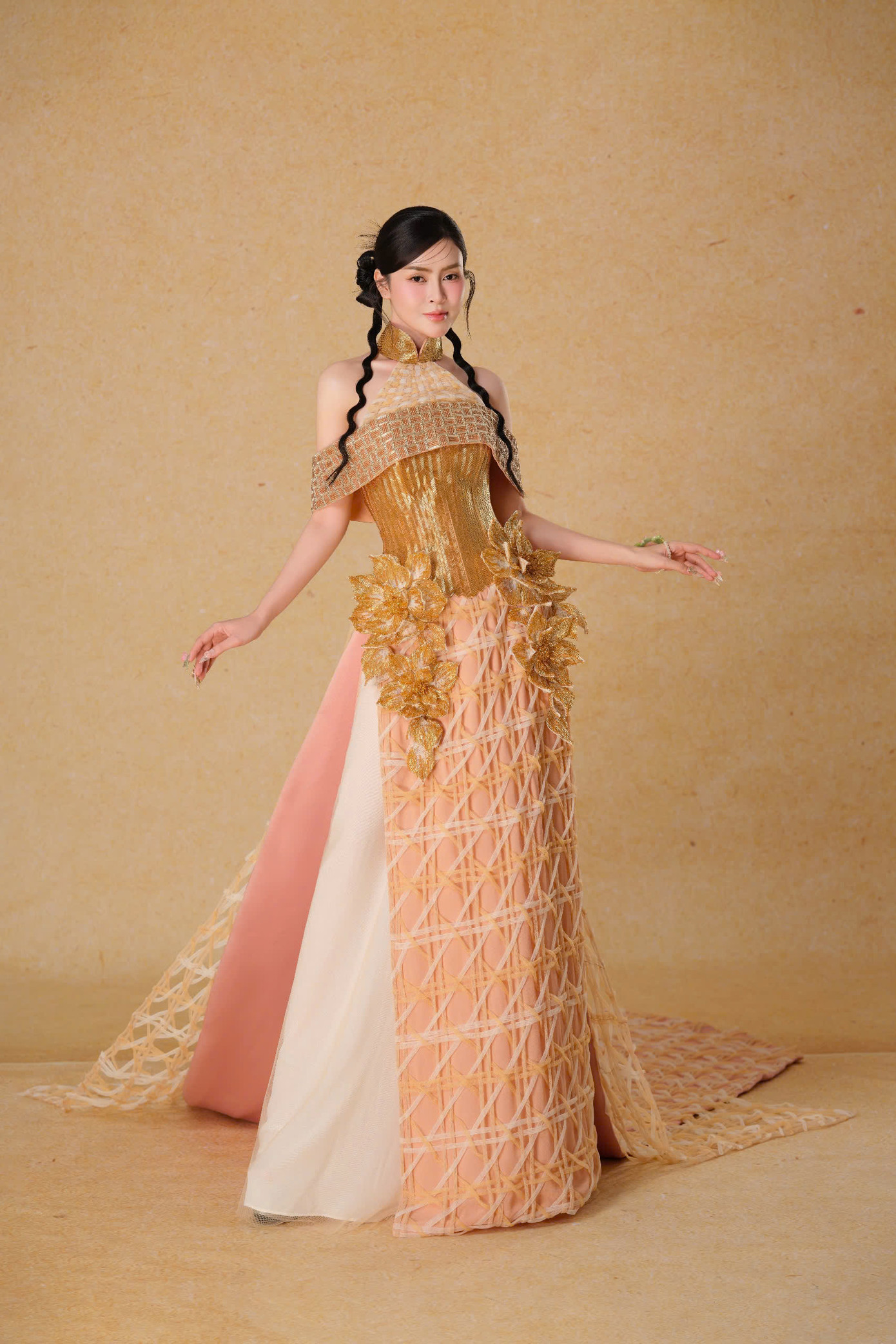 Lý Kim Thảo quảng bá văn hóa mây tre qua trang phục của NTK Eric Moon. Lý Kim Thảo quảng bá văn hóa mây tre qua trang phục của NTK Eric Moon.