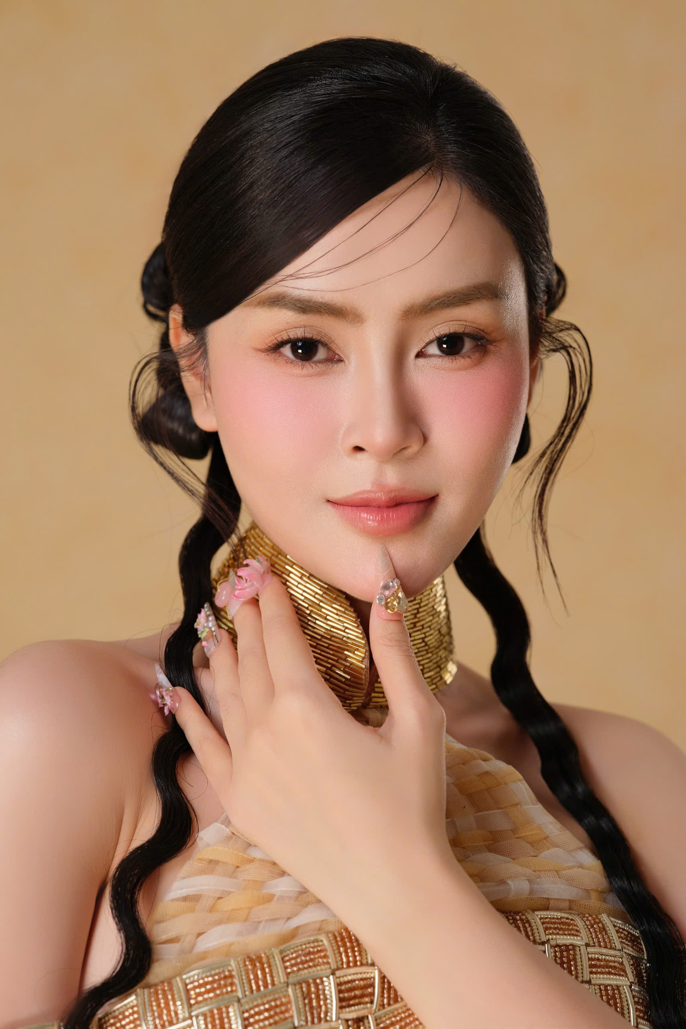 Lý Kim Thảo quảng bá văn hóa mây tre qua trang phục của NTK Eric Moon. Lý Kim Thảo quảng bá văn hóa mây tre qua trang phục của NTK Eric Moon.