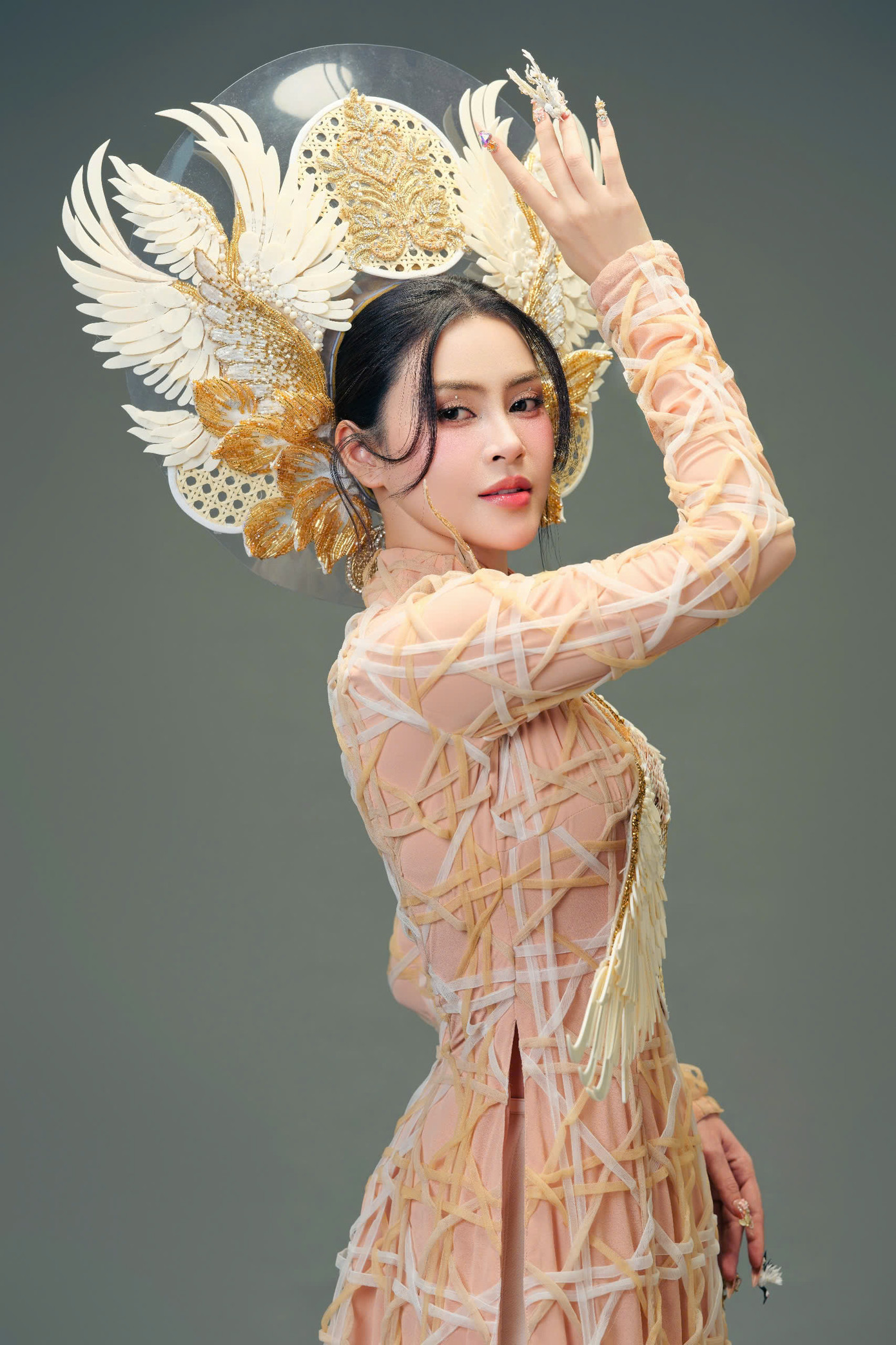 Lý Kim Thảo quảng bá văn hóa mây tre qua trang phục của NTK Eric Moon. Lý Kim Thảo quảng bá văn hóa mây tre qua trang phục của NTK Eric Moon.