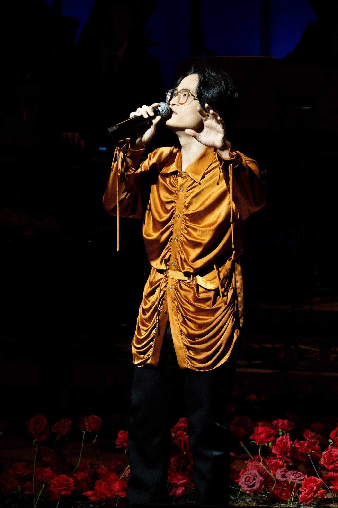 Tối 11/6, đêm concert đầu của Hà Anh Tuấn mang tên Sketch a Rose diễn ra tại nhà hát Esplanade, Singapore. Trước khi hát mở màn, nam ca sĩ xúc động khi có khán đài 1.600 ghế ngồi hết chỗ. "Tôi tưởng mình sẵn sàng hát với chỉ vài người ngồi dưới nhưng tôi không ngờ quý vị lại ở đây. Tôi tin đêm diễn thế này là bông hoa đẹp nhất trong cuộc đời của Hà Anh Tuấn", nam ca sĩ nói. Tối 11/6, đêm concert đầu của Hà Anh Tuấn mang tên Sketch a Rose diễn ra tại nhà hát Esplanade, Singapore. Trước khi hát mở màn, nam ca sĩ xúc động khi có khán đài 1.600 ghế ngồi hết chỗ. "Tôi tưởng mình sẵn sàng hát với chỉ vài người ngồi dưới nhưng tôi không ngờ quý vị lại ở đây. Tôi tin đêm diễn thế này là bông hoa đẹp nhất trong cuộc đời của Hà Anh Tuấn", nam ca sĩ nói.