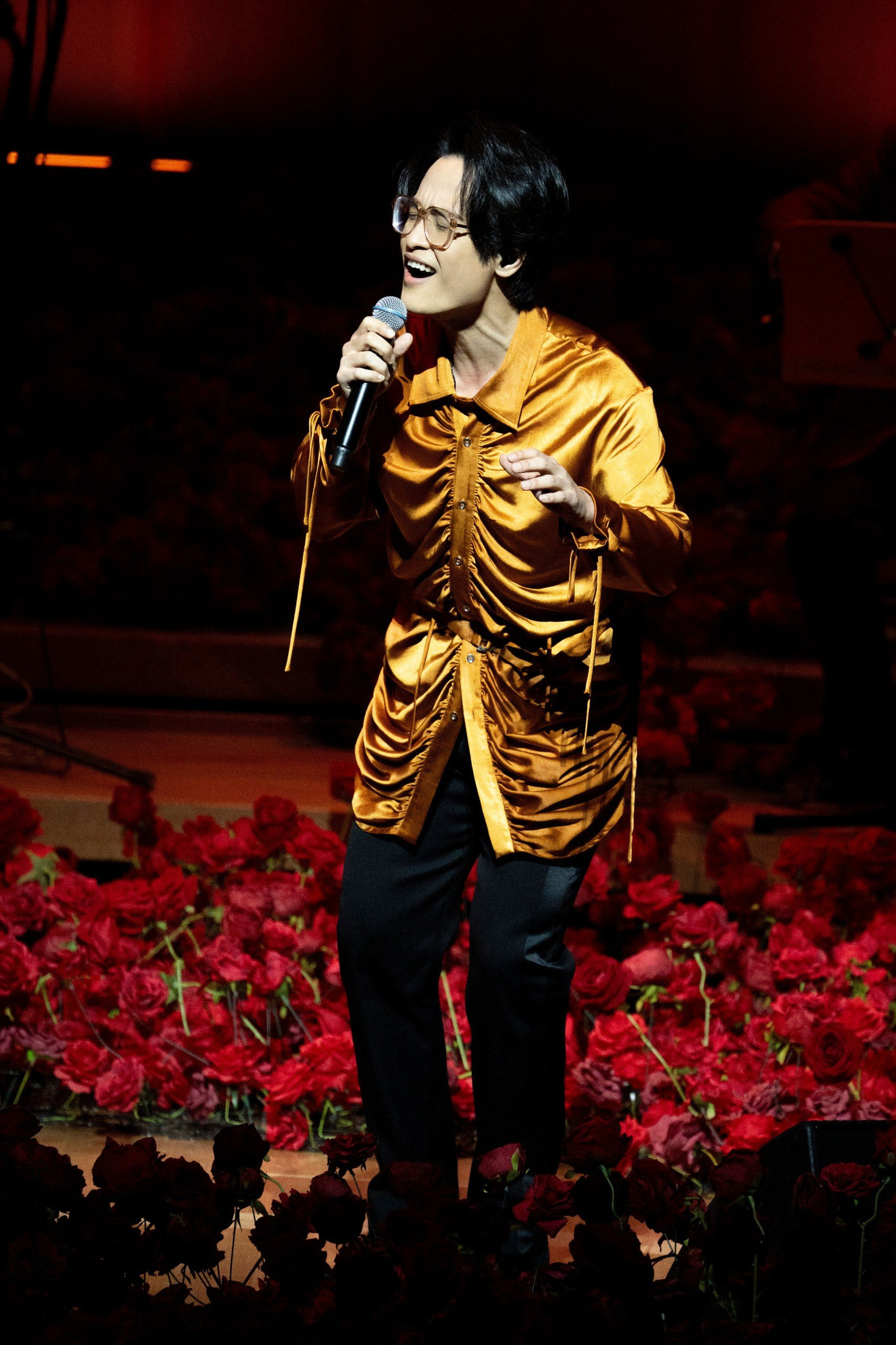 Tối 11/6, đêm concert đầu của Hà Anh Tuấn mang tên Sketch a Rose diễn ra tại nhà hát Esplanade, Singapore. Trước khi hát mở màn, nam ca sĩ xúc động khi có khán đài 1.600 ghế ngồi hết chỗ. "Tôi tưởng mình sẵn sàng hát với chỉ vài người ngồi dưới nhưng tôi không ngờ quý vị lại ở đây. Tôi tin đêm diễn thế này là bông hoa đẹp nhất trong cuộc đời của Hà Anh Tuấn", nam ca sĩ nói. Tối 11/6, đêm concert đầu của Hà Anh Tuấn mang tên Sketch a Rose diễn ra tại nhà hát Esplanade, Singapore. Trước khi hát mở màn, nam ca sĩ xúc động khi có khán đài 1.600 ghế ngồi hết chỗ. "Tôi tưởng mình sẵn sàng hát với chỉ vài người ngồi dưới nhưng tôi không ngờ quý vị lại ở đây. Tôi tin đêm diễn thế này là bông hoa đẹp nhất trong cuộc đời của Hà Anh Tuấn", nam ca sĩ nói.