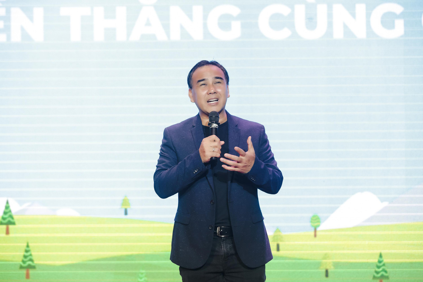 Quyền Linh xúc động khi phát biểu và làm chương trình về trẻ tự kỷ.