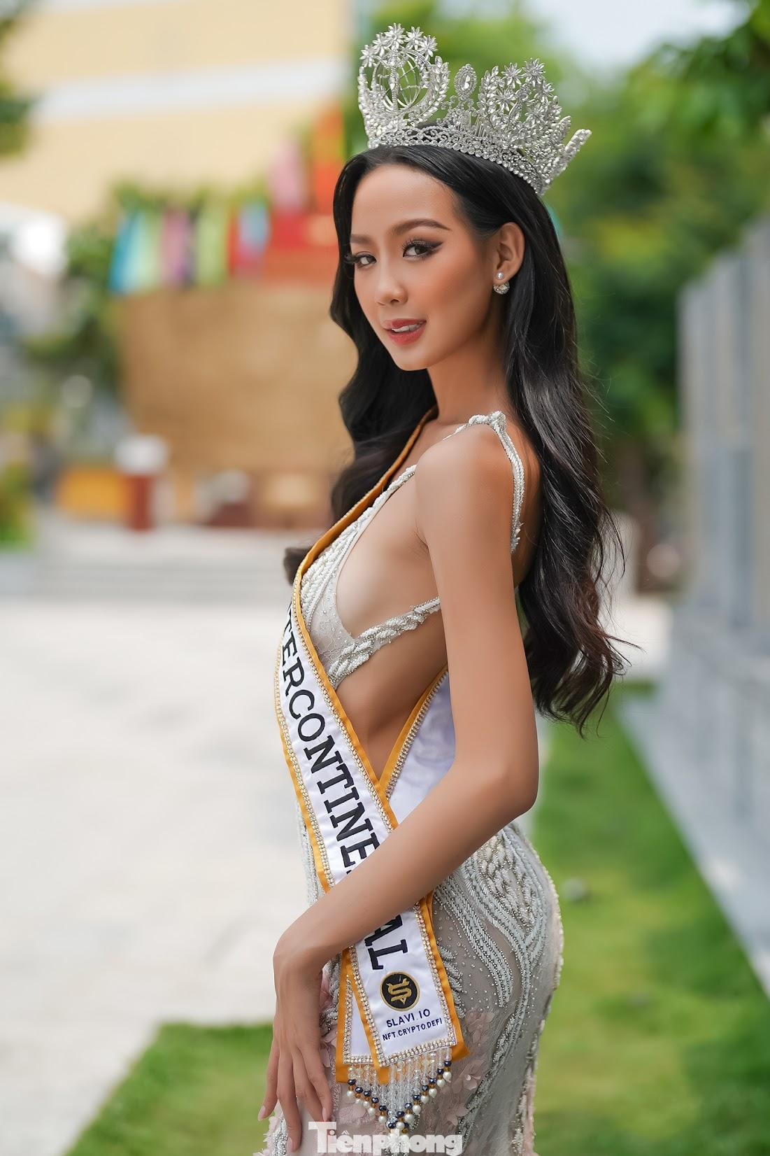 Do hành trình thi tại Ai Cập khá bận rộn, Bảo Ngọc cho biết cô đã sụt 3 kg. &quot;Món ăn Ai Cập có mùi vị khá đặc trưng nên Bảo Ngọc khó ăn. Thời gian ngủ cũng hạn chế. Có những lúc tôi chỉ muốn để lớp trang điểm đó đi ngủ vì quá mệt. Tôi đã sụt 3 kg sau cuộc thi&quot;, người đẹp nói với Tiền Phong.