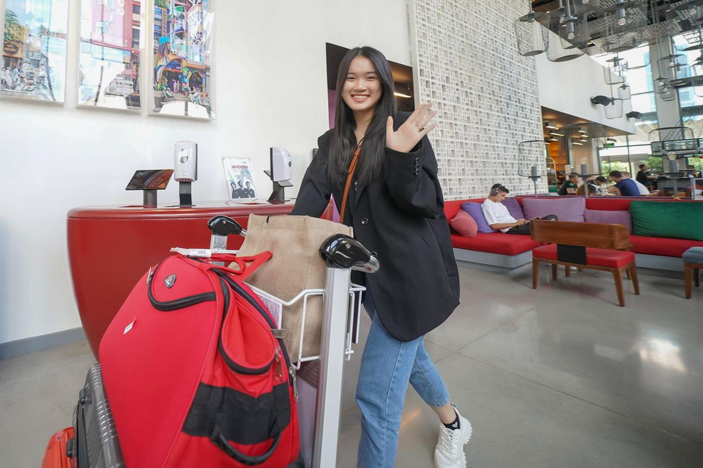 Thí sinh Phương Trinh mang theo nhiều hành lý trong ngày trở lại nhà chung.