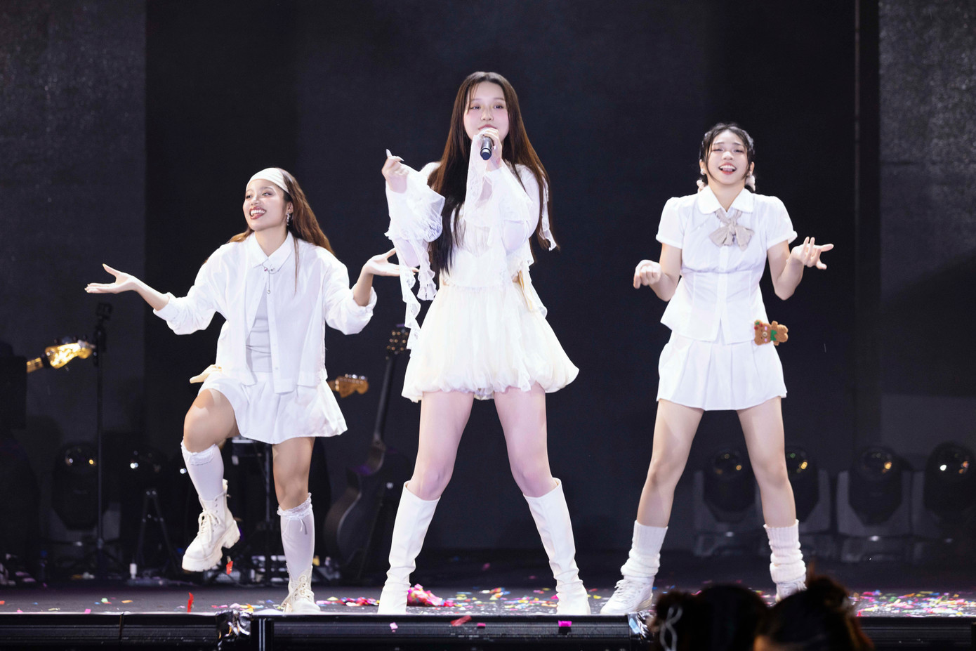 Phần trình diễn sôi động của Han Sara thu hút sự chú ý của khán giả tại live concert. Nữ ca sĩ mang đến tiết mục I sara you trong buổi diễn tại Đại học Tài chính - Marketing. Phần trình diễn sôi động của Han Sara thu hút sự chú ý của khán giả tại live concert. Nữ ca sĩ mang đến tiết mục I sara you trong buổi diễn tại Đại học Tài chính - Marketing.