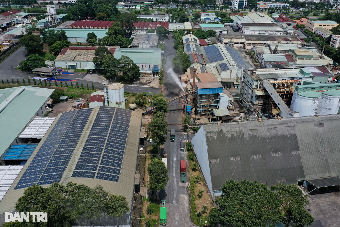 KCN Biên Hòa 1 thành lập năm 1963 bên cạnh sông Đồng Nai thuận tiện vận chuyển hàng hóa theo đường thủy. KCN Biên Hòa 1 có diện tích 335ha, khi mới thành lập đây được xem là hình mẫu, tạo tiền đề cho sự hình thành, phát triển mô hình các khu công nghiệp trên cả nước. Đây là KCN lâu đời nhất Việt Nam.