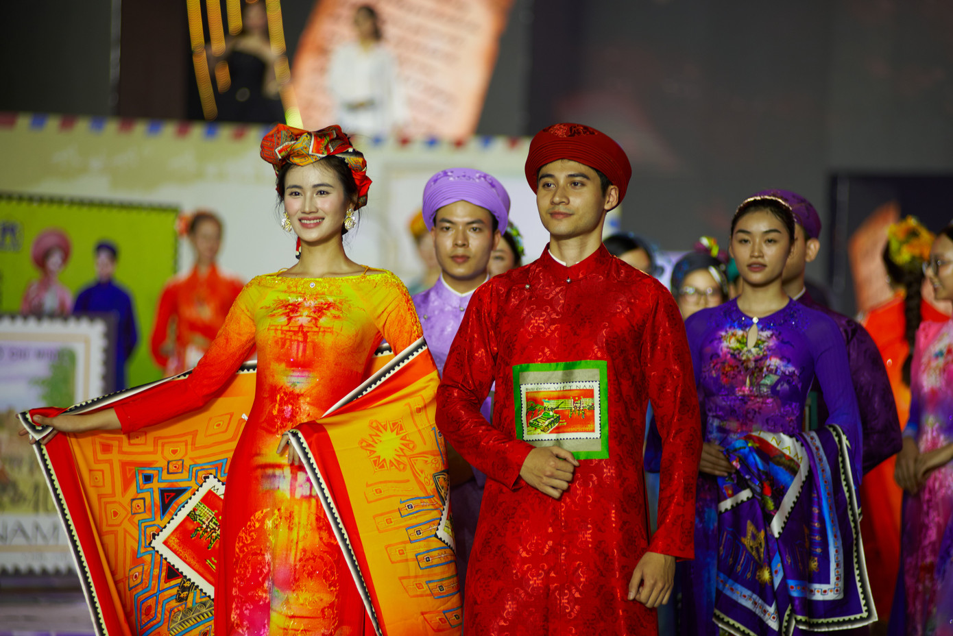 Áo dài với họa tiết, màu sắc nổi bật được Hoa hậu Ý Nhi và Nam vương Tuấn Ngọc diện tại buổi tổng duyệt.