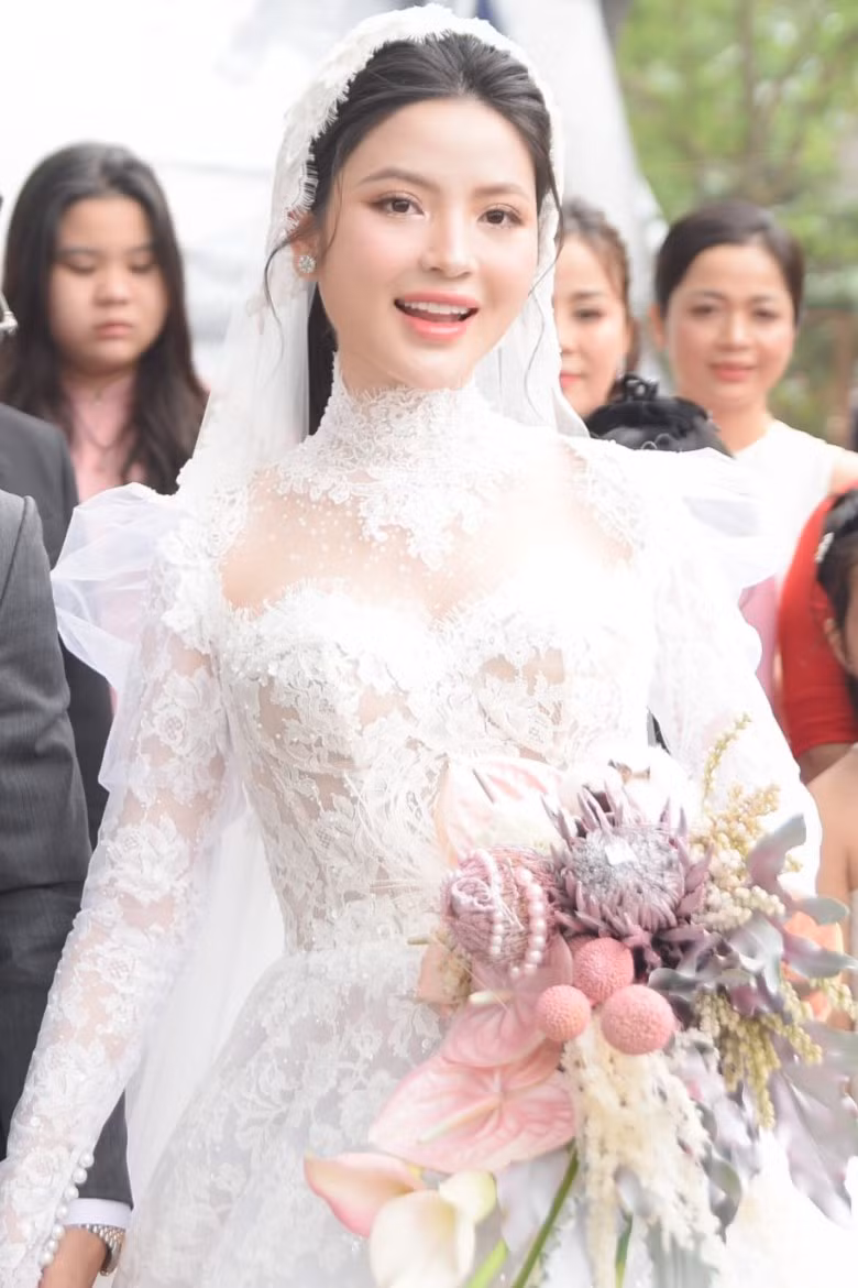 Cô dâu Chu Thanh Huyền rạng rỡ trong ngày cưới. Bó hoa cưới cầu kỳ nổi bật trên nền trang phục trắng của vợ "Quả bóng Vàng" Quang Hải.