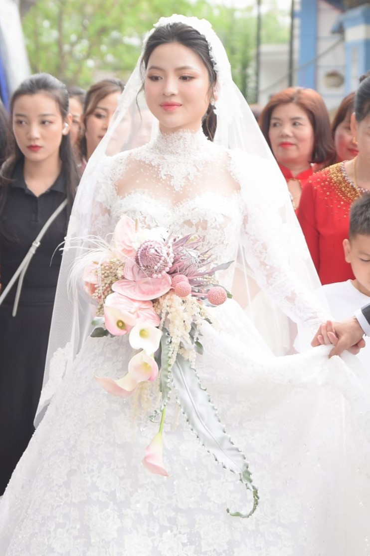 Cô dâu Chu Thanh Huyền rạng rỡ trong ngày cưới. Bó hoa cưới cầu kỳ nổi bật trên nền trang phục trắng của vợ "Quả bóng Vàng" Quang Hải.