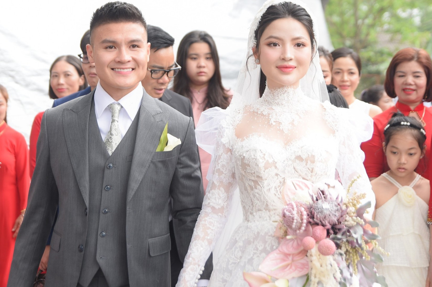 Ngày 28/3, Quang Hải sang nhà Chu Thanh Huyền tại Sơn Tây, Hà Nội làm lễ rước dâu. Chú rể mặc vest bảnh bao, trong khi cô dâu diện váy voan xuyên thấu, họa tiết cầu kỳ. Đoàn rước dâu thu hút sự hiếu kỳ của người dân khu vực.