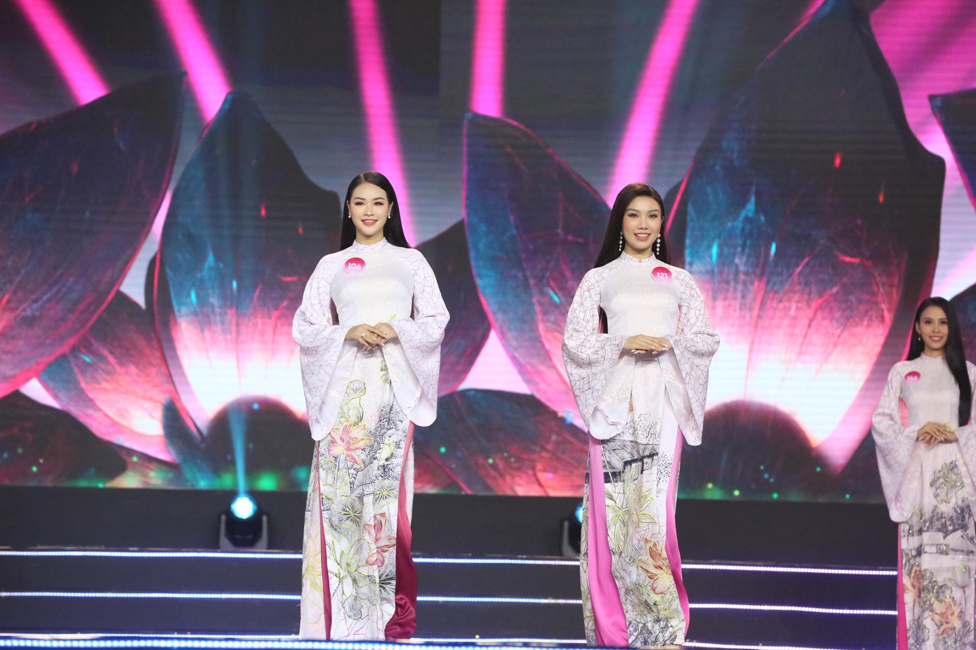 Thí sinh Nguyễn Thu Hà (SBD 106) và Lê Thanh Trúc (SBD 121) duyên dáng trong tà áo dài. Thí sinh Nguyễn Thu Hà (SBD 106) và Lê Thanh Trúc (SBD 121) duyên dáng trong tà áo dài.