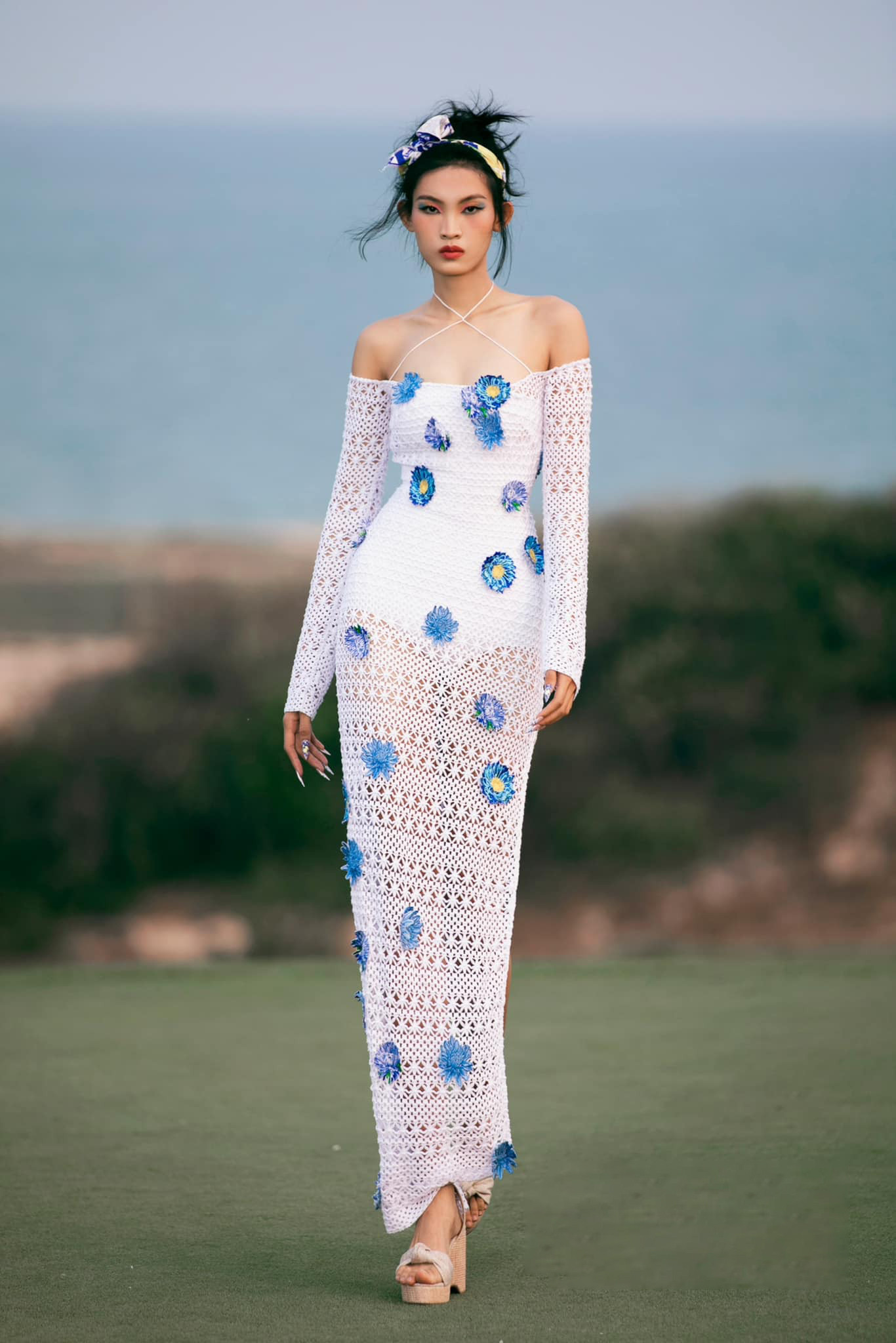 Cô gái 21 tuổi xuất hiện trên sàn diễn của nhiều nhà thiết kế lớn. Cô được đánh giá có chiều cao nổi bật thuộc model Gen Z, được chú ý trong show diễn có nhiều hoa hậu, người nổi tiếng.