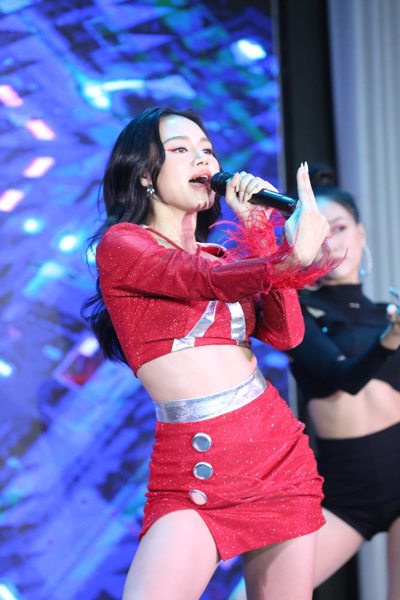 Nguyễn Thị Hương Giang là thí sinh mở màn phần thi Người đẹp tài năng. Cô chọn trình diễn năng khiếu hát thông qua bài khát Gashina của Teddy Park. Ngoài việc hát tiếng Hàn Quốc, thí sinh mang số báo danh 126 gây ấn tượng với trang phục gợi cảm, vũ đạo ấn tượng.