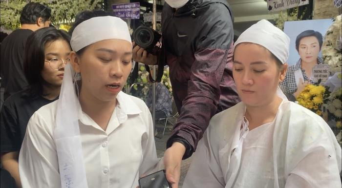 Hồng Phượng (trái) và Hồng Loan (con gái nuôi của Vũ Linh) mâu thuẫn sau khi nam nghệ sĩ qua đời. Hồng Phượng (trái) và Hồng Loan (con gái nuôi của Vũ Linh) mâu thuẫn sau khi nam nghệ sĩ qua đời.