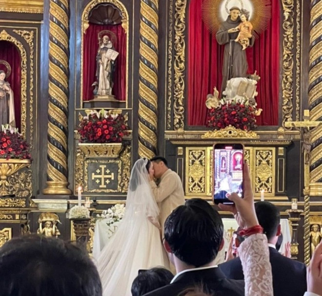 Khoảnh khắc Phillip Nguyễn hôn cô dâu được cộng đồng mạng chia sẻ mạnh. Khi bước vào lễ đường, Linh Rin chia sẻ: &quot;Nhịp đầu tim mình dường như ngừng lại rồi thổn thức hơn bao giờ hết. Cái chạm nhẹ nhàng và tinh tế, cổ điển, sự rực rỡ của tình yêu, ẩn mình trong sự mềm mại và dịu dàng ấy... Bước vào Thánh đường&quot;.