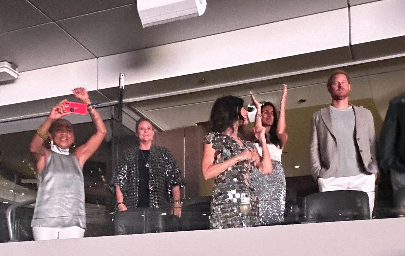 Nhiều người bình luận Harry như đang "bị bắt làm con tin" tại đêm nhạc của Beyonce.