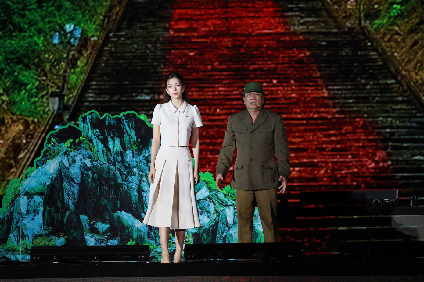 Tiểu Vy diễn kịch cùng diễn viên Quang Kỳ. Tiểu Vy diễn kịch cùng diễn viên Quang Kỳ.