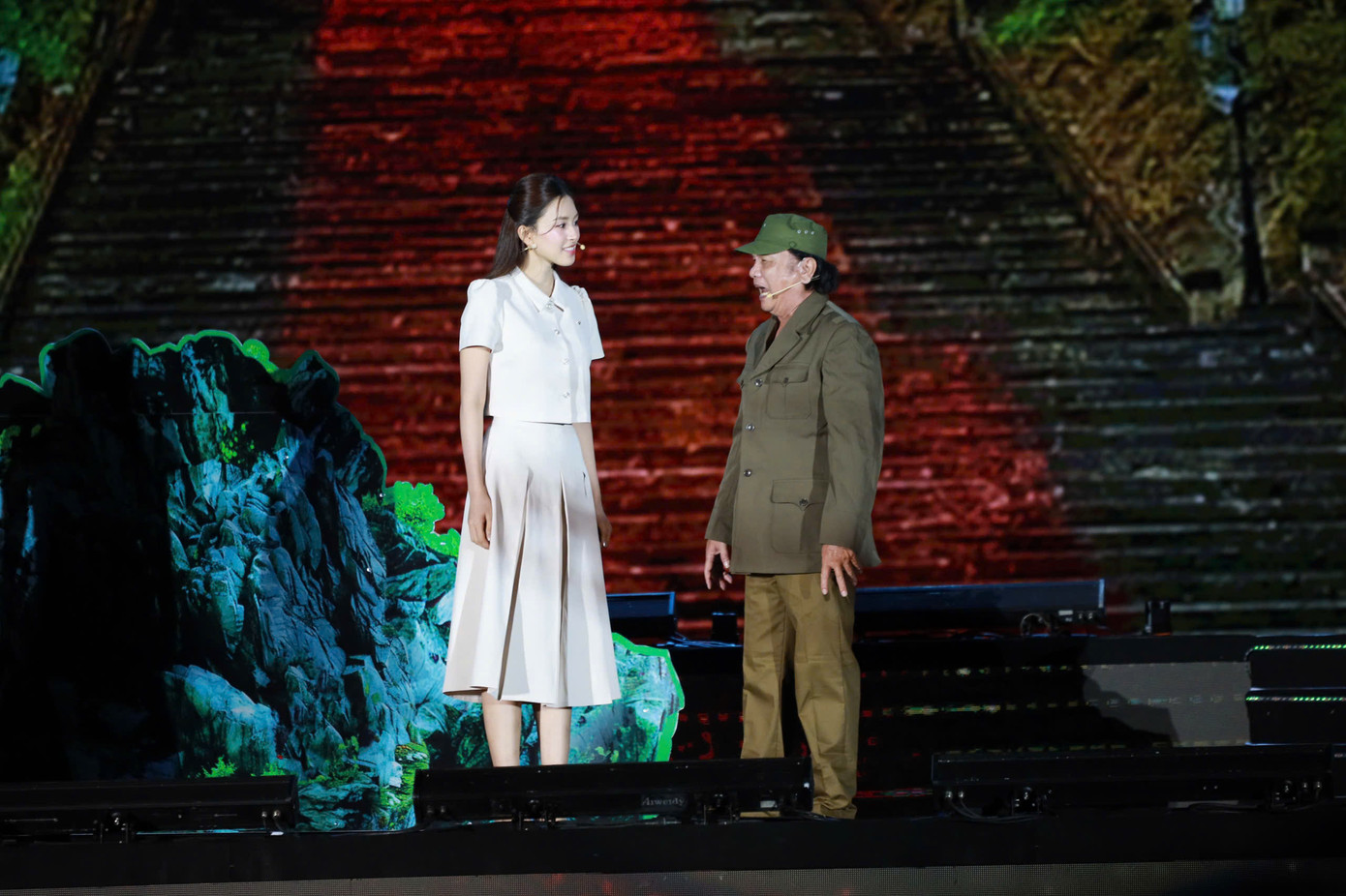 Tiểu Vy diễn kịch cùng diễn viên Quang Kỳ. Tiểu Vy diễn kịch cùng diễn viên Quang Kỳ.