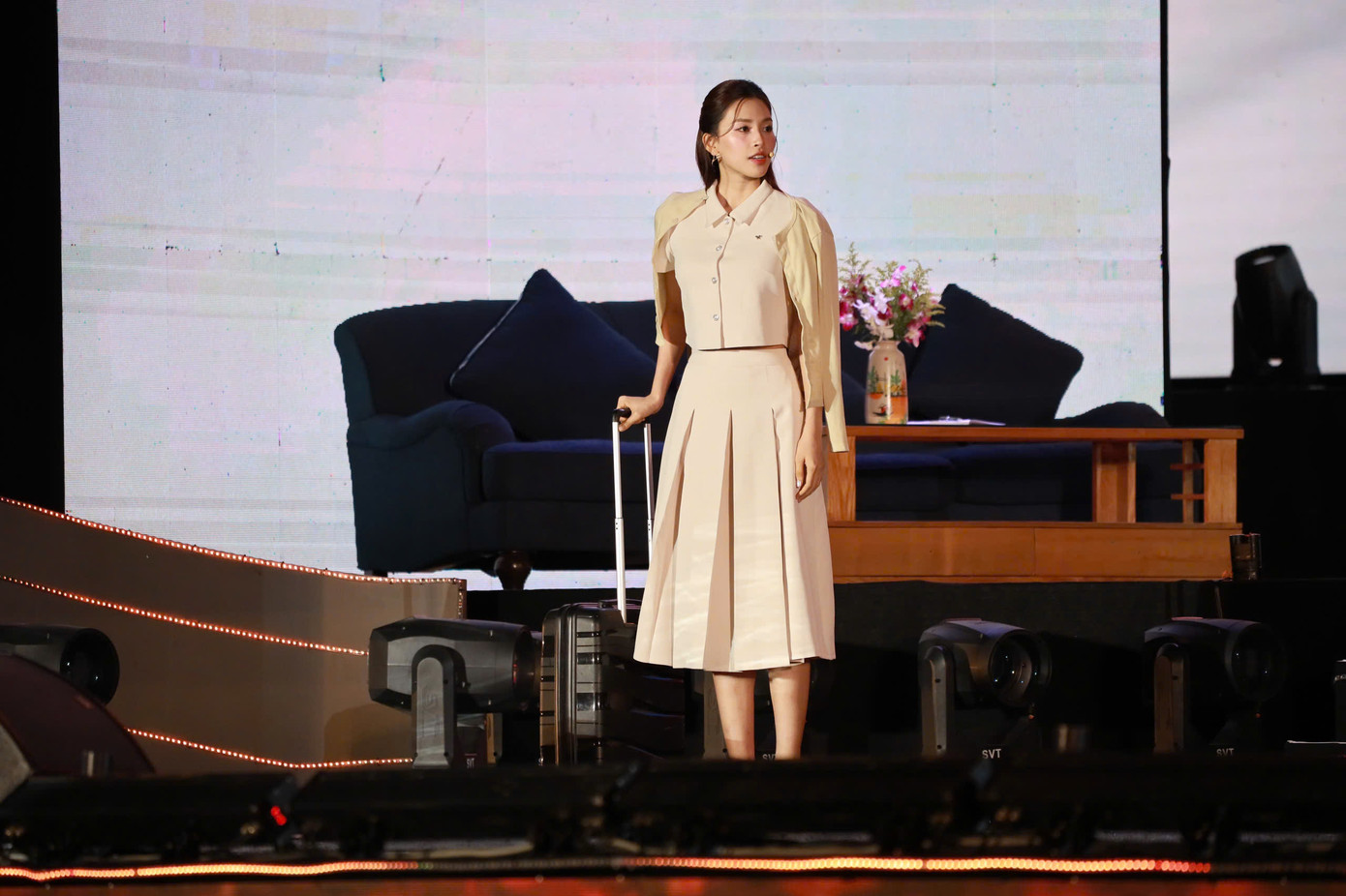 Tiểu Vy diễn kịch cùng diễn viên Quang Kỳ. Tiểu Vy diễn kịch cùng diễn viên Quang Kỳ.