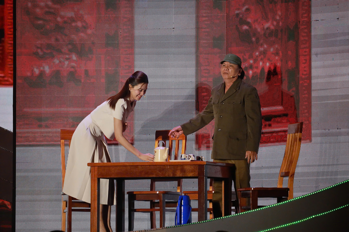 Tiểu Vy diễn kịch cùng diễn viên Quang Kỳ. Tiểu Vy diễn kịch cùng diễn viên Quang Kỳ.