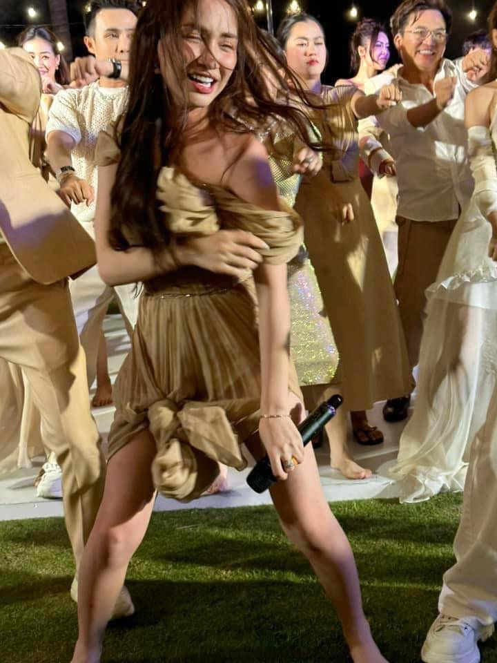 Bức ảnh so sánh lúc đi hết mình, lúc về &quot;hết hồn&quot; của Hòa Minzy đang viral trên các nền tảng từ TikTok đến Facebook. Nhiều người bình luận đây là tình trạng chung của hội người lầy khi ăn cưới bạn thân.